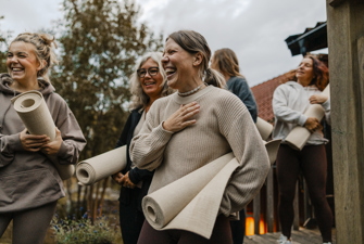 Kvinder på vej til yoga