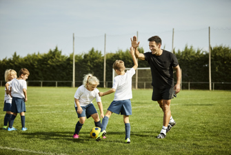 Børn spiller fodbold