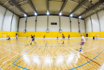 Folk spiller floorball