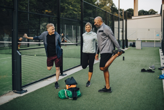 Padelspillere strækker ud